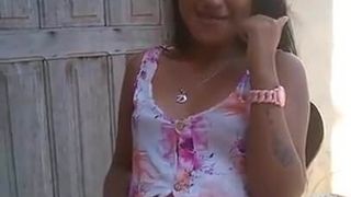 Chica brasileña en vestido de sol golpea el coño