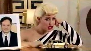 Kleiner asiatischer Penis-Song von blondem Gwen Stefani Klon