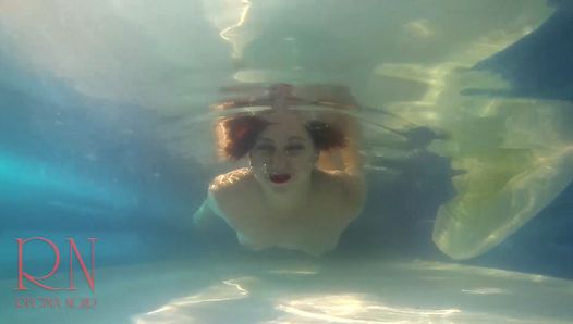 Unterwasser-Muschi-Show. Meerjungfrau fingert, masturbiert 2