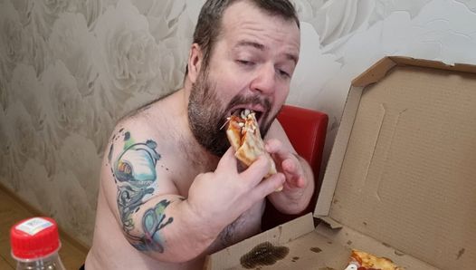 Zwerg isst pizza wie ein Schwein und kommt dann auf die krusten
