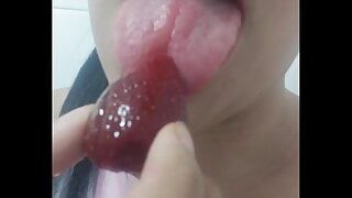 Gefrorene Erdbeeren in meiner heißen Muschi