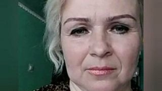 Russische Frau zieht sich vor der Kamera aus und masturbiert