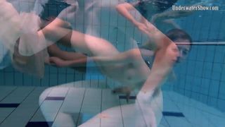 Andrejka und Anetta heiße Unterwasser-Lesben