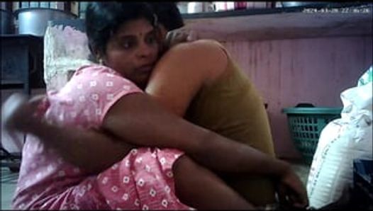 Indische dorfhausfrau küsst arsch