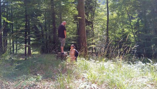 Exhibitionist-ehefrau trinkt pisse und nimmt gesichtsbesamung im wald