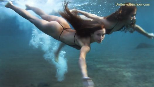 Возбужденная сладкая крошка в бассейне и лесбиянки в море на Тенерифе