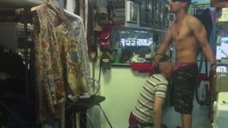 Schwuler lutscht geraden Typenschwanz in einem Lagerhaus