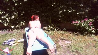 Nicoletta trägt eine große Windel in einem öffentlichen Garten