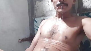 Người đàn ông Ấn Độ đi tiểu trong phòng tắm đụ phim khiêu dâm