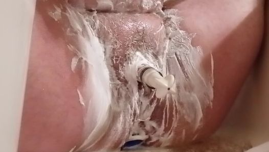 Die Rasur Teil 1 – Ich rasiere meine Muschi, während ich meinen Kitzler pumpe