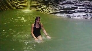 Alexa Cosmic transgirl schwimmt am wasserfall in hemd und t-shirt ... 1. Wasserfall