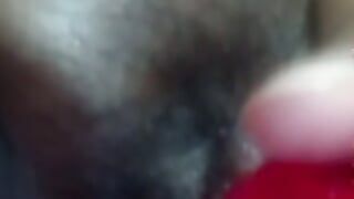 Rijpe vrouw masturbeert door een videogesprek met een dildo.