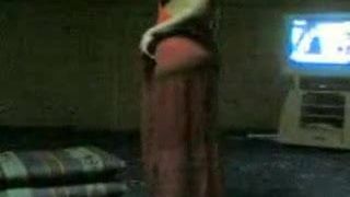 Arabische Dame mit schönem kurvigem Körper und dickem Arsch