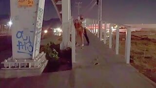 歩道橋の上でセックスをしているのをキャッチ
