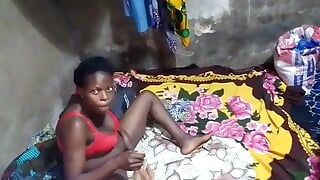 Ein echtes afrikanisches paar wird im schlafzimmer nass