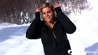 Heiße Stiefmutter zeigt Titten und pinkelt im Schnee