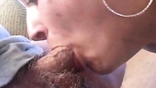 Brünette MILF Quickie Blowjob