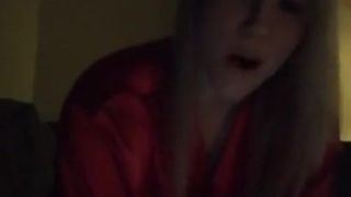 Blonde MILF masturbiert auf der Kamera des Liebhabers