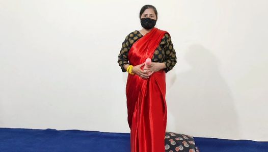 Sexy indische bhabhi reitet dildo in schönem sari
