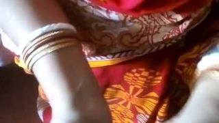 Indische schöne Hausfrau in selbstgedrehtem Sex mit Freund, klares Audio