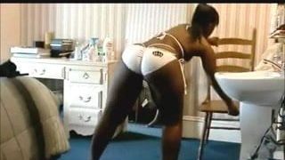 Schwarzes Mädchen macht einen Spiegel-Arsch schütteln Tanz