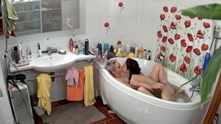 2 лесбиянки трахаются пальцами в ванне