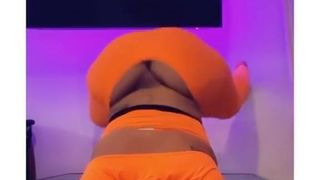 Ghetto Barbie twerking in orange Overall und Hoodie