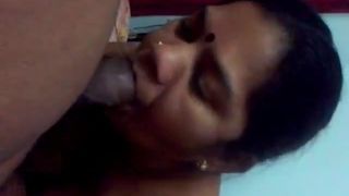 Reife South Bhabhi lutscht großen Schwanz ihren Partner nackt