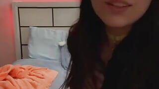 Zierliches teen strippt vor der webcam