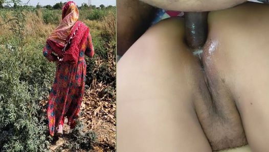 Sexo anal por primera vez con la vecina bhabhi al aire libre