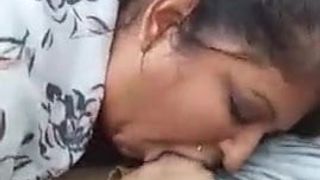 Indisches Mädchen lutscht Schwanz im Auto