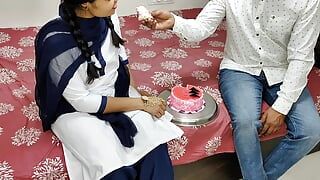 Komals schulfreundin schneidet den kuchen, um zwei monate zu feiern
