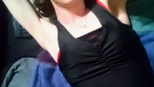 Sexy MILF Transvestit Shauna Granat nimmt pulsierendes Prostata-Massagegerät ganz in ihr geiles Loch.