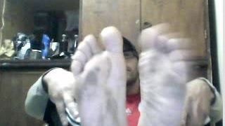 Hetero-Typen Füße vor der Webcam