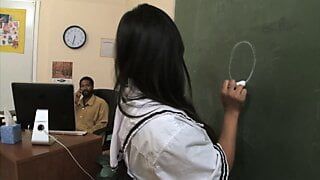 Japanische junge MILF fickt ihren Lehrer