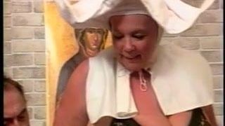 Priester peitscht den Arsch einer fetten Nonne