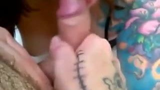 Tattoo meisje zuigt onbesneden pik