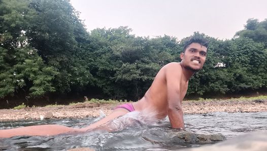 Indischer mann mit großem schwanz jordiweek river advanture Nackt baden und genießen im freien