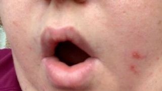 Vollbusige fette Schlampe nimmt Sperma auf fette Lippen