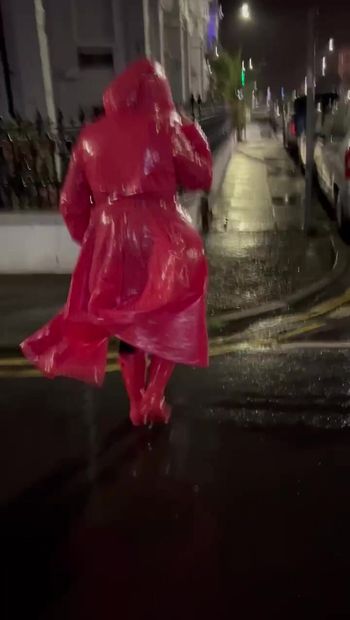 Impermeable de plástico de pvc camina en público