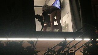 Voyeur erwischte Mädchen beim Handjob durch das Hotelfenster