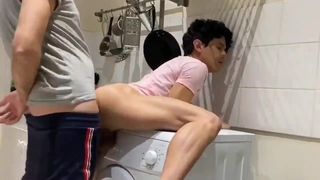 Boy Bottom auf der Waschmaschine gefickt