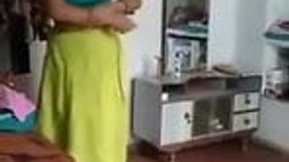 Indische verheiratete Frau, die in camera heißen Arsch zeigt
