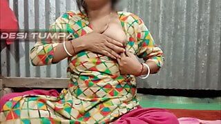 Desi Tumpa Bhabhi zeigt ihre großen weißen Möpse und ihre sahnige enge Muschi, wenn ihr Ehemann nicht im Zimmer ist