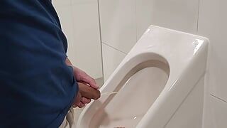Arriscada punheta urinária e porra