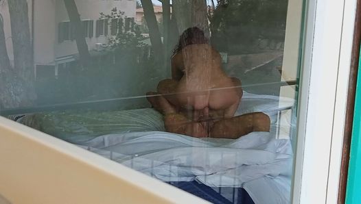 開いた窓の前で近所の人がセックスしているのを盗撮する、巨大なチンポに跨るホットな熟女のお尻を見るのが大好き