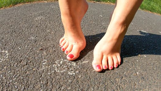 Footwalk in Public-Spaziergang mit meinen schmutzigen Füßchen