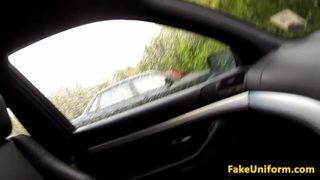 Застукали британскую сосущую полицейскую в машине в любительском видео