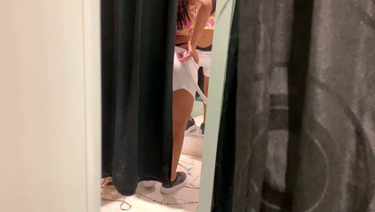 Ich habe ein sexy Mädchen in der Umkleidekabine aufgenommen und fast erwischt