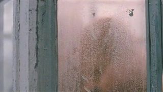Julian Moore nackt unter der Dusche und harte Nippel